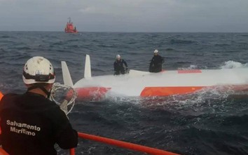 Cận cảnh giải cứu người đàn ông mắc kẹt trong thuyền bị lật úp suốt 16 giờ