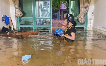 Lào Cai: Nhiều tuyến đường biến thành sông, nhà ngập nửa người sau mưa lớn