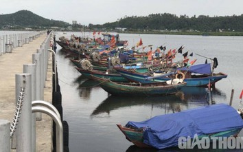 Nghệ An: Ngư dân khó vào khu neo đậu tránh bão vì... luồng cạn
