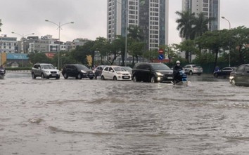 Hà Nội: Nhiều tuyến phố thành "sông" do bão số 2, xe cộ chết máy hàng loạt
