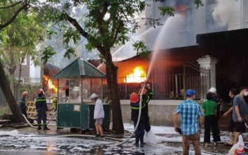 Cháy lớn tại biệt thự trong khu đô thị Pháp Vân, 1 cảnh sát PCCC bị thương