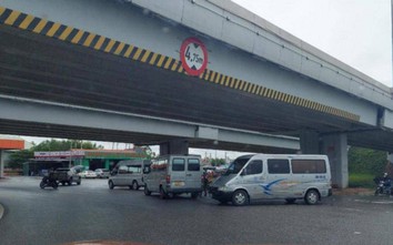 “Bến xe”, điểm bán hàng làm mất ATGT ở nút giao cao tốc tại Bắc Giang
