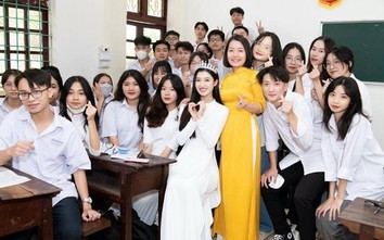 Á hậu Phương Nhi khoe vẻ tinh khôi, về thăm trường cũ ngày khai giảng