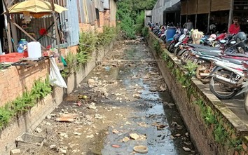 Dân "vô tư" xả rác, lấn chiếm kênh thủy lợi gây lụt cả thị trấn ở Lâm Đồng