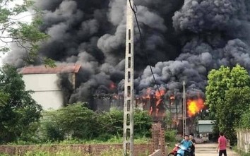 Cháy xưởng chăn ga, gối đệm ở Thanh Oai, ba mẹ con bị thương