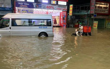 Mưa lớn cuối ngày ở TP Biên Hoà, người - xe dập dềnh trong biển nước