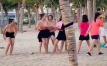 Clip nhóm phụ nữ cởi áo chơi team building trên bãi biển có từ năm 2020