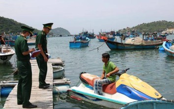 Loạt ca nô, mô tô nước không phép vẫn lén lút chở khách trên vịnh Vĩnh Hy