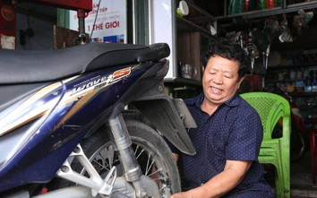 Ấm lòng tiệm sửa xe giúp người khó giữa lòng Sài Gòn