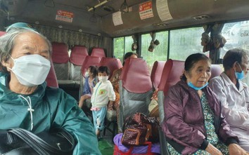 Hình ảnh người dân Quảng Nam khăn gói sơ tán tránh bão Noru