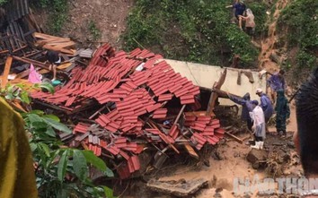 Lũ quét kinh hoàng tại biên giới Nghệ An, nhiều nhà sập và bị cuốn trôi