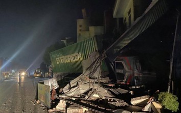 Xe container mất lái đâm thẳng vào 3 nhà dân làm nhiều công trình đổ sập