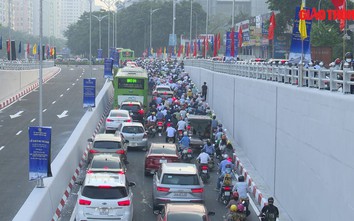 Video: Hầm chui Lê Văn Lương mới thông xe đã chật cứng phương tiện qua lại