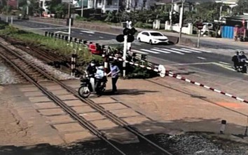 Kiểm soát chặt nhân viên gác chắn đường sắt bằng camera giám sát