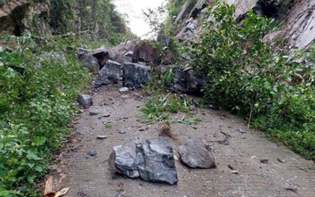 Hàng chục tấn đá đổ sập xuống đường, cô lập 3 bản làng và đồn biên phòng