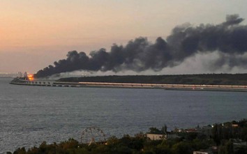 Cây cầu trọng yếu nối Nga-Crimea cháy nổ dữ dội, Ukraine có bình luận ẩn ý