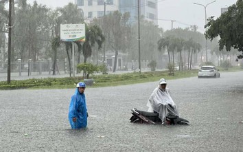 Cận cảnh mưa như trút nước, lũ bủa vây nhiều nơi ở Đà Nẵng, Quảng Nam