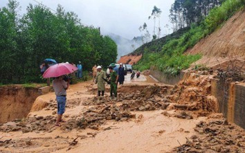 Bình Định: Nhiều tuyến đường sạt lở sau mưa lớn, khẩn cấp di dời dân