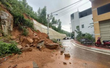 Sạt lở tại TP Quy Nhơn: Đá tảng ầm ầm sạt xuống đường uy hiếp nhiều hộ dân