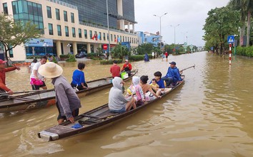 Nhiều tuyến đường trung tâm TP Huế vẫn ngập, du khách đi thuyền ngắm phố