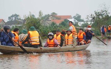 Chủ tịch Thừa Thiên Huế đi thuyền trao quà cho người dân ở rốn lũ