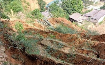 Trường mầm non ở huyện miền núi Thanh Hóa nguy cơ bị vùi lấp do sạt lở đồi