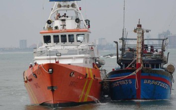 Vượt gió giật cấp 8 cứu 13 ngư dân Bình Định gặp nạn trên biển