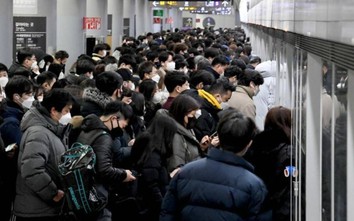 Thảm kịch xô đẩy tại Itaewon ám ảnh người dân Hàn Quốc khi đi tàu điện