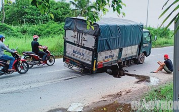 Xe tải văng bánh trên QL Nam Sông Hậu, người đi đường hú vía