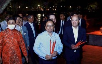 Thủ tướng Đức Olaf Scholz cùng Thủ tướng Phạm Minh Chính dạo bộ đêm Hồ Gươm