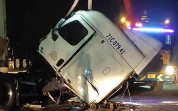 Xe container tông xe tải, cabin container và dưa hấu rơi tràn cao tốc