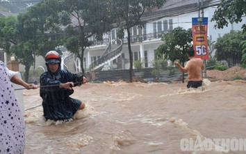 Nước chảy cuồn cuộn giữa đường phố Quy Nhơn, giao thông chia cắt