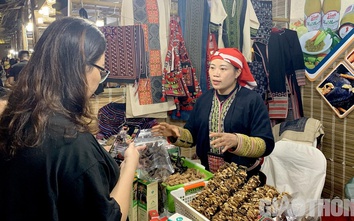 Người dân Hà Nội nô nức trải nghiệm tại Hội chợ Đặc sản vùng miền Việt Nam