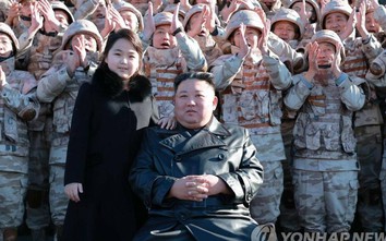 Ông Kim Jong-un lại xuất hiện cùng con gái trong sự kiện trọng đại