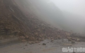 Hà Tĩnh: Mưa lớn, đất đá trôi sạt xuống tuyến QL8A gây chia cắt giao thông
