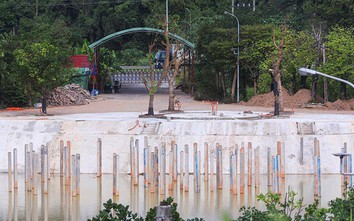 Bắc Ninh: Kỳ lạ cọc bê tông “mọc” ở khu đất giữa nút giao thông