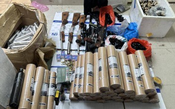 Hai thanh niên Đà Nẵng tàng trữ súng và hàng trăm viên đạn, công cụ hỗ trợ