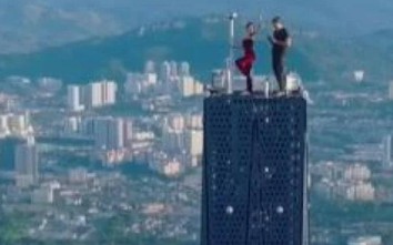 Hai người Nga bị điều tra vì leo nóc tòa nhà cao thứ 2 thế giới chụp ảnh