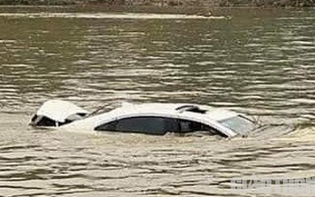 Phú Thọ: Phát hiện xe Kia Cerato trôi nổi trên sông Hồng