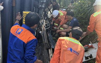 Phá cabin cứu tài xế xe bồn chở dầu bị lật trên đường đèo Hải Vân