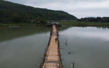 Cả tháng dầm mình trong nước lạnh, nỗ lực dựng lại cầu gỗ dài nhất Việt Nam