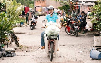 Hoa hậu Mai Phương làm shipper giao cơm cho bệnh nhân nghèo ngày cận Tết