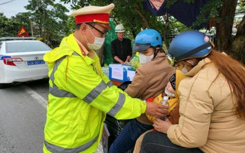 CSGT Đà Nẵng lập chốt tiếp sức người dân vượt đèo Hải Vân về nhà đón Tết