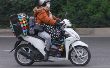 Người dân lỉnh kỉnh đồ đạc đi xe máy về quê đón Tết Nguyên đán