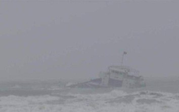 Chìm tàu ở Bình Thuận, 12 ngư dân rơi xuống biển, 4 người mất tích