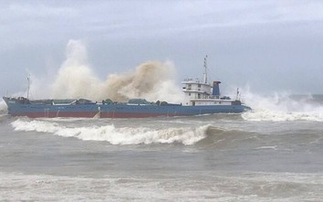 Tàu Hoàng Gia 46 nguy cơ chìm tại Quảng Ngãi, lo tràn hơn 5 tấn dầu ra biển
