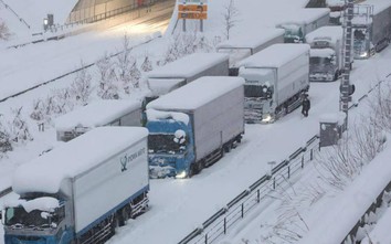 Giá rét, tuyết rơi dày khiến giao thông Nhật Bản tê liệt