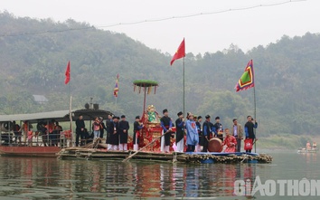 Độc đáo lễ rước Mẫu qua sông ở hội đền Đông Cuông