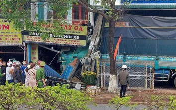 Xe tải mất lái lao vào 2 nhà dân ven đường Hồ Chí Minh