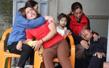 Mẹ già, vợ trẻ khóc ngất nhận tin 2 lao động mất tích trên tàu cá Hàn Quốc
